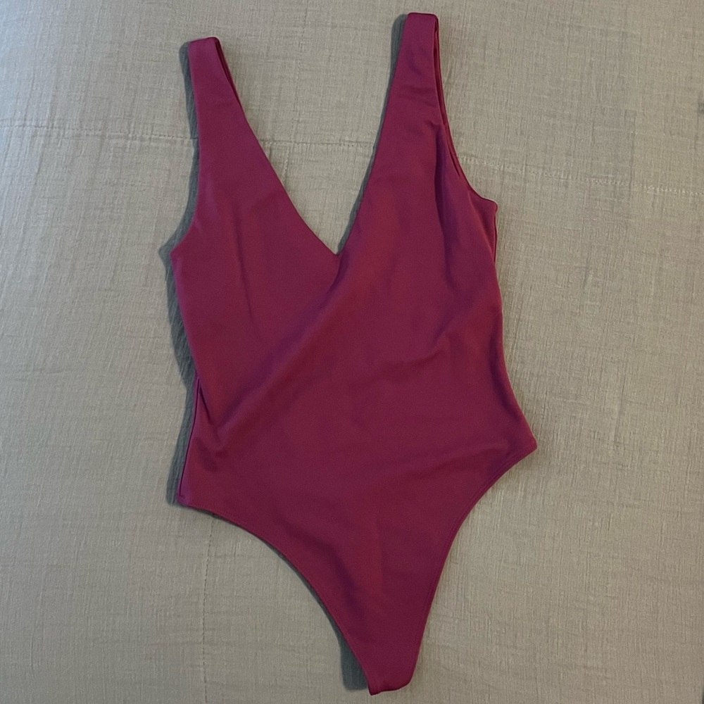 Aritzia Babaton Contour V-neck body suit